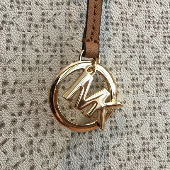 Michael Kors Jet travel carryall drawstring tote - Picture 2 of 7